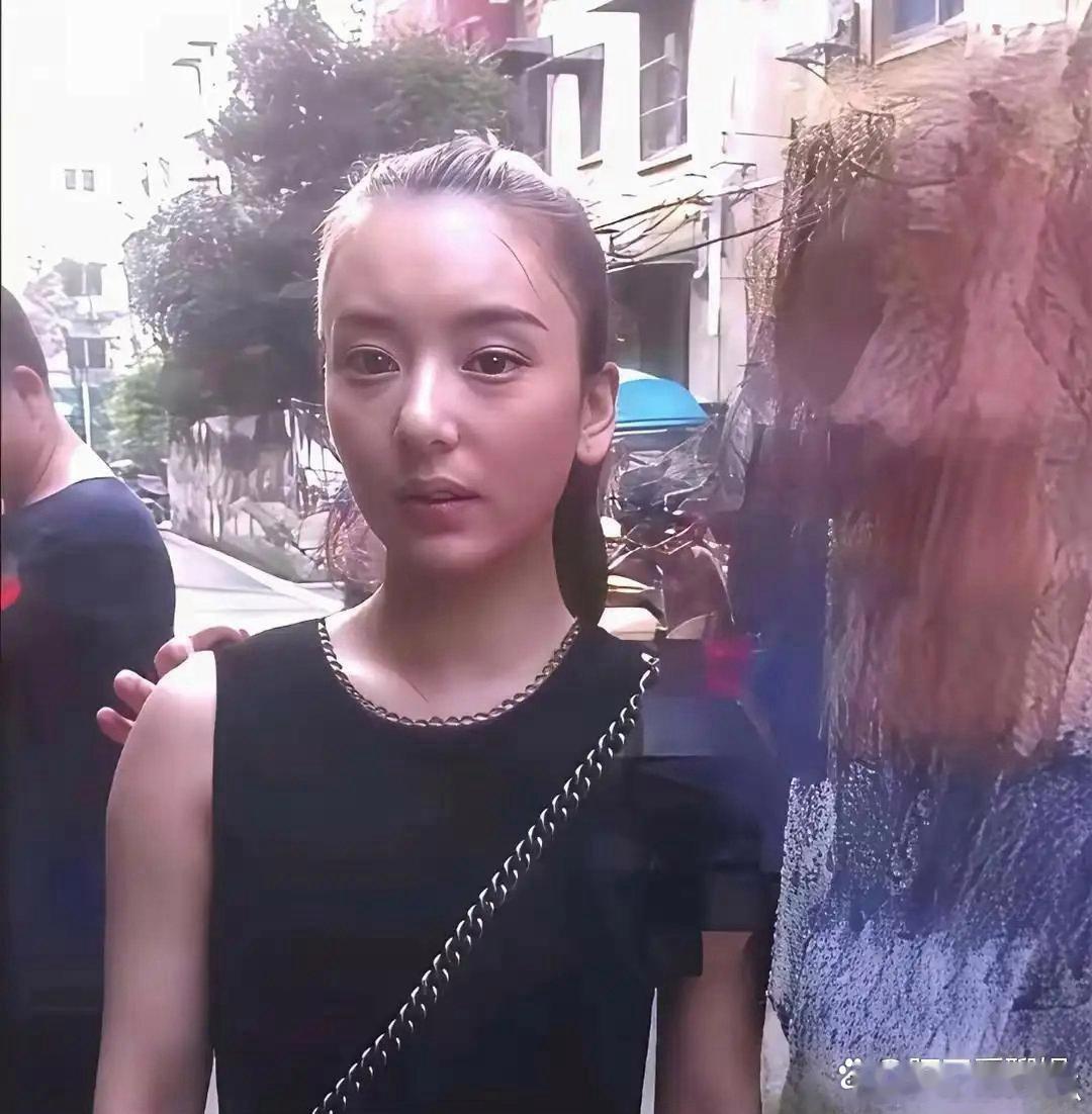 直﻿接看这个鼻子‏‎，就能断定方媛的鼻子‎⁠是原装的，没动过。‏