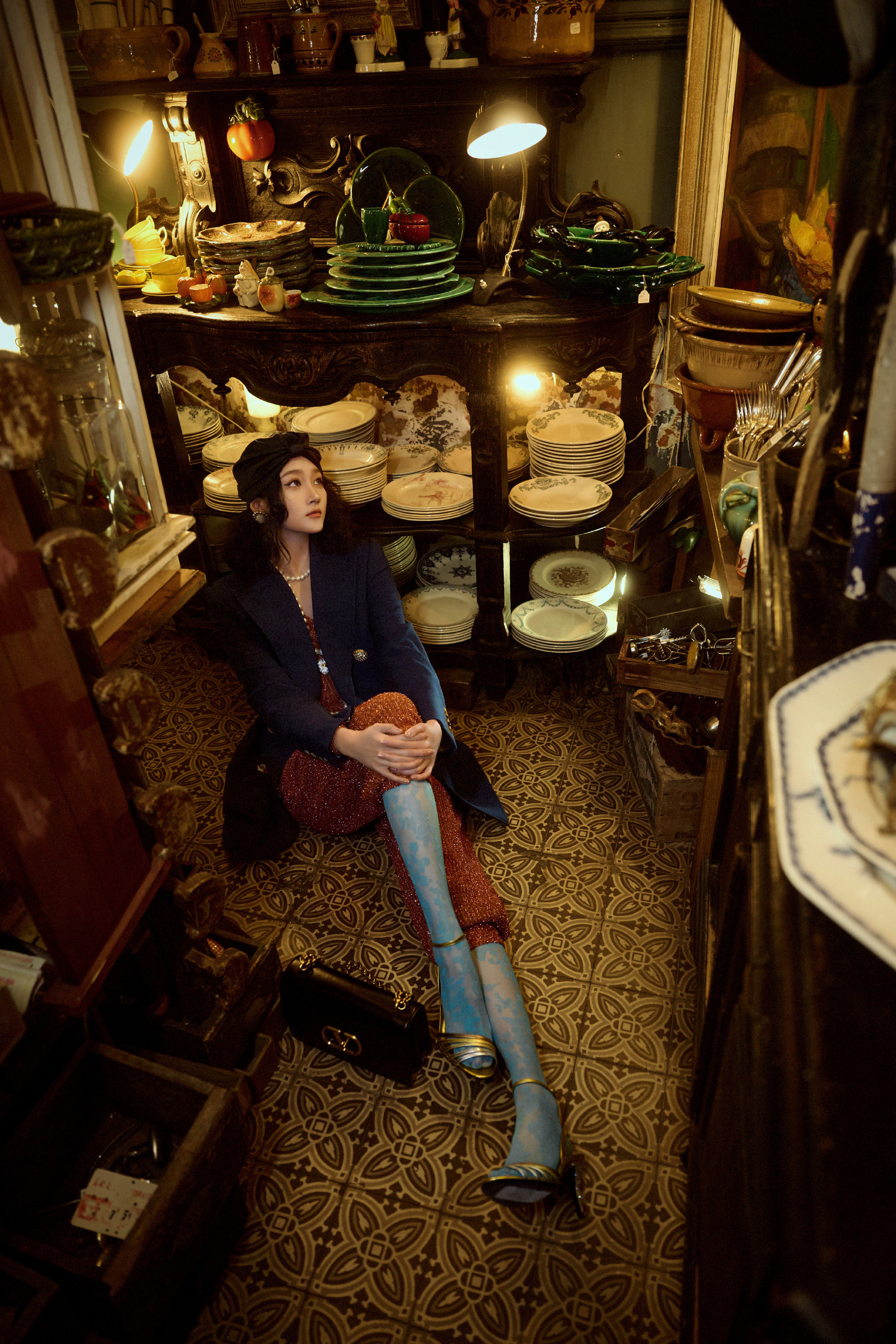 关晓彤：条纹亮丝珍珠叠戴，诠绎巴黎将夜的浪漫与优雅