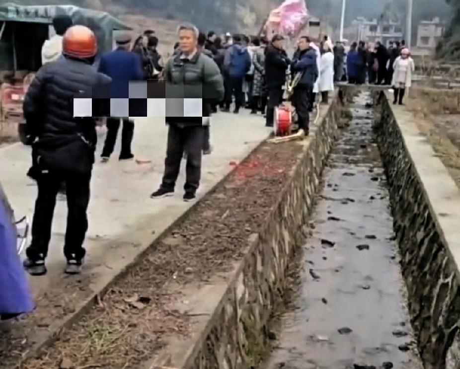 近日，湖南，网友发布，一外地人老人去世，想进山埋葬，结果本村人知道后，立马在村口