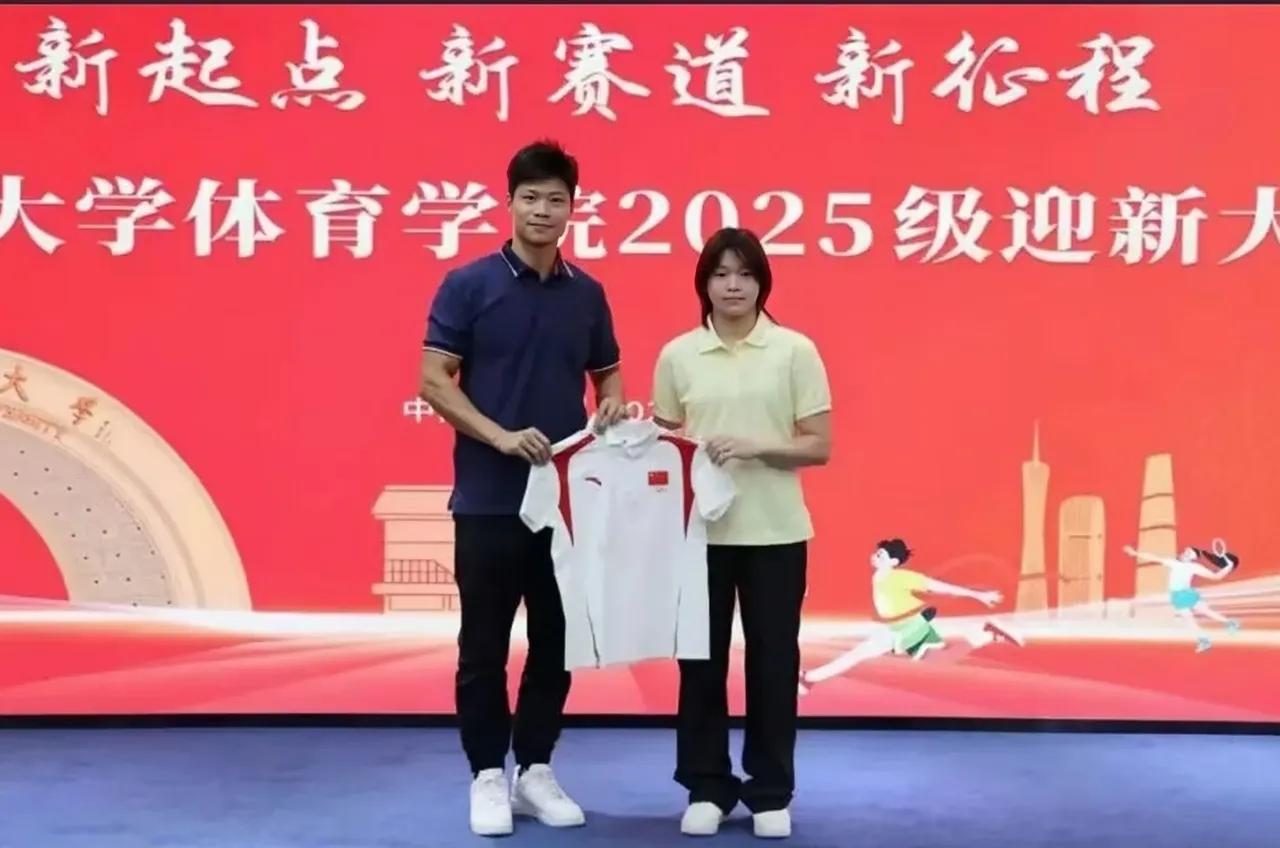 别再揪着全红婵的头发说啦，大家都误会啦！她哪是不会打理，明明是留长发的尴尬期嘛，