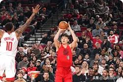 开拓者虽然战胜了火箭，但这2名替补简直是打酱油的啊？第一位，杨翰森，我们中国