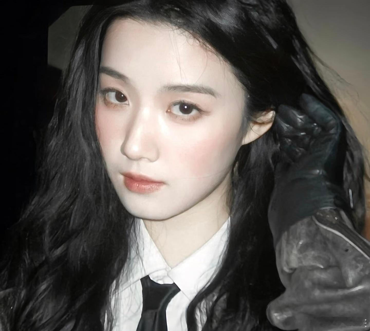 卢昱晓卢昱晓既有甜妹的氛围感又有高智的姐感，可塑性好强，爱啦