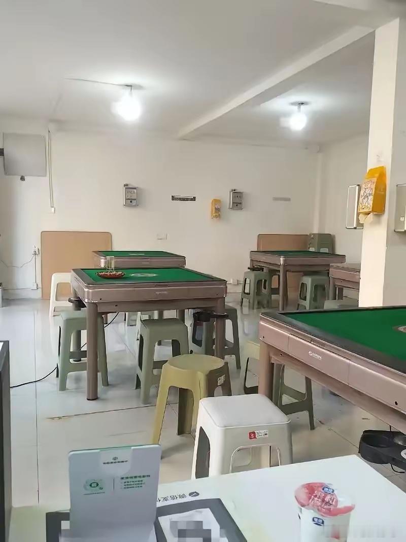 麻将馆倒闭潮来了，分析一下无外乎以下这几个原因，一，现在的麻将馆都是以收快钱为目