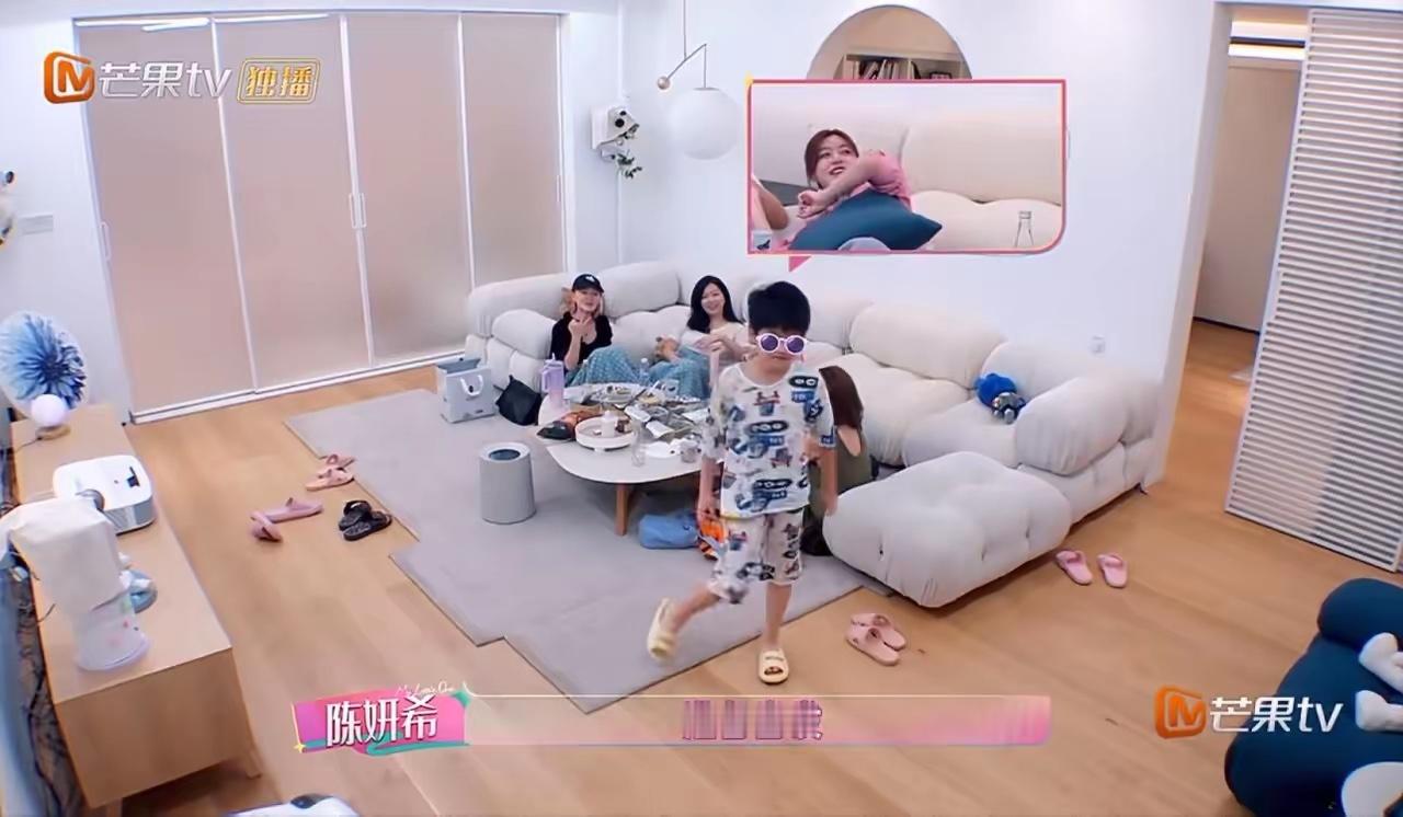 节目里儿子接二连三出镜喊妈妈，镜头前自然又亲昵，那种依赖就是日常的陪伴换来的，更