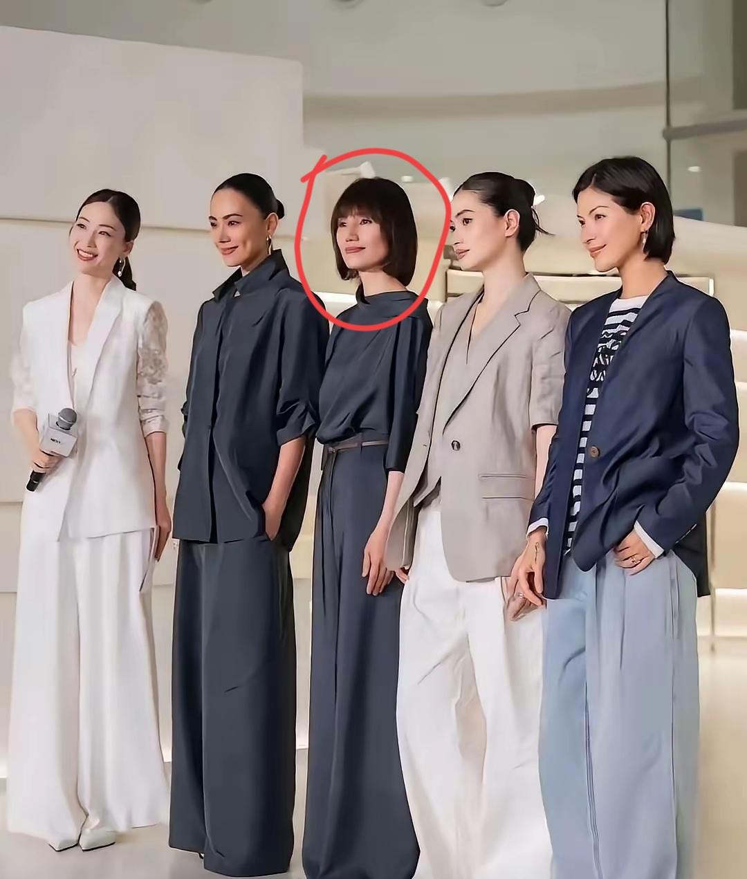 站在C位的这个女人是谁啊？和这么多身材这么好的女模特站在一起居然都没有被比下去啊