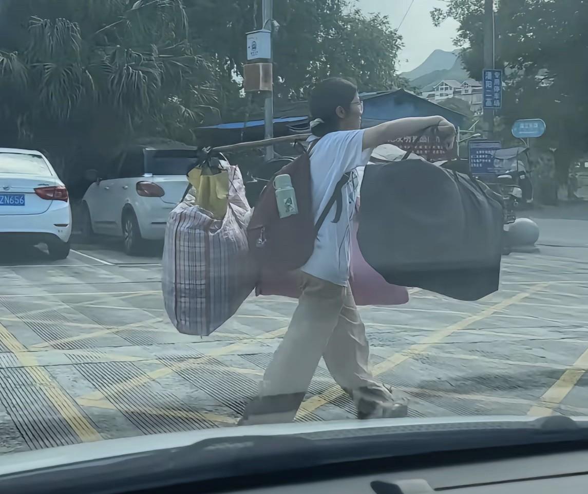 难怪广西桂林那个挑行李的女孩事件，人民日报都忍不住转发，实在是她太励志了！这不媒