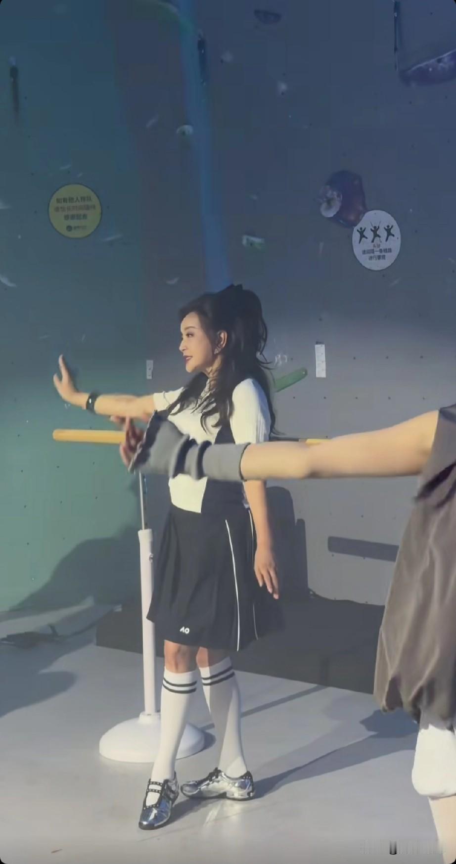 刘晓庆真是活成了传奇！最近看到她一身白长袜配黑裙子，妥妥的少女范儿，那股子精气神