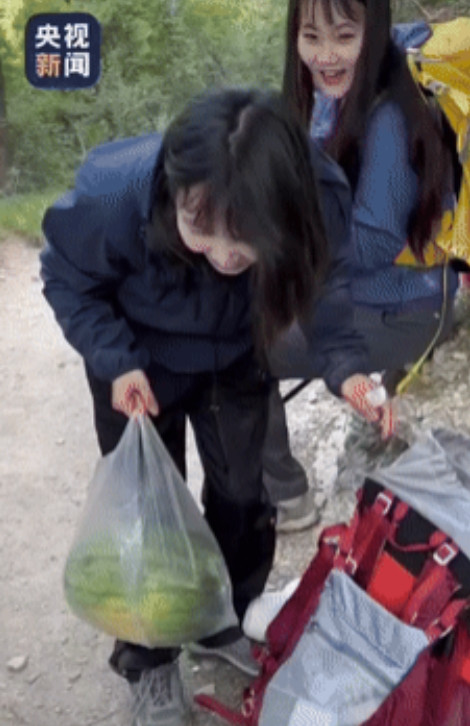 “太惊喜了！”山西晋城，一女孩和朋友徒步走了30公里，大家都又累又渴，就在快撑不
