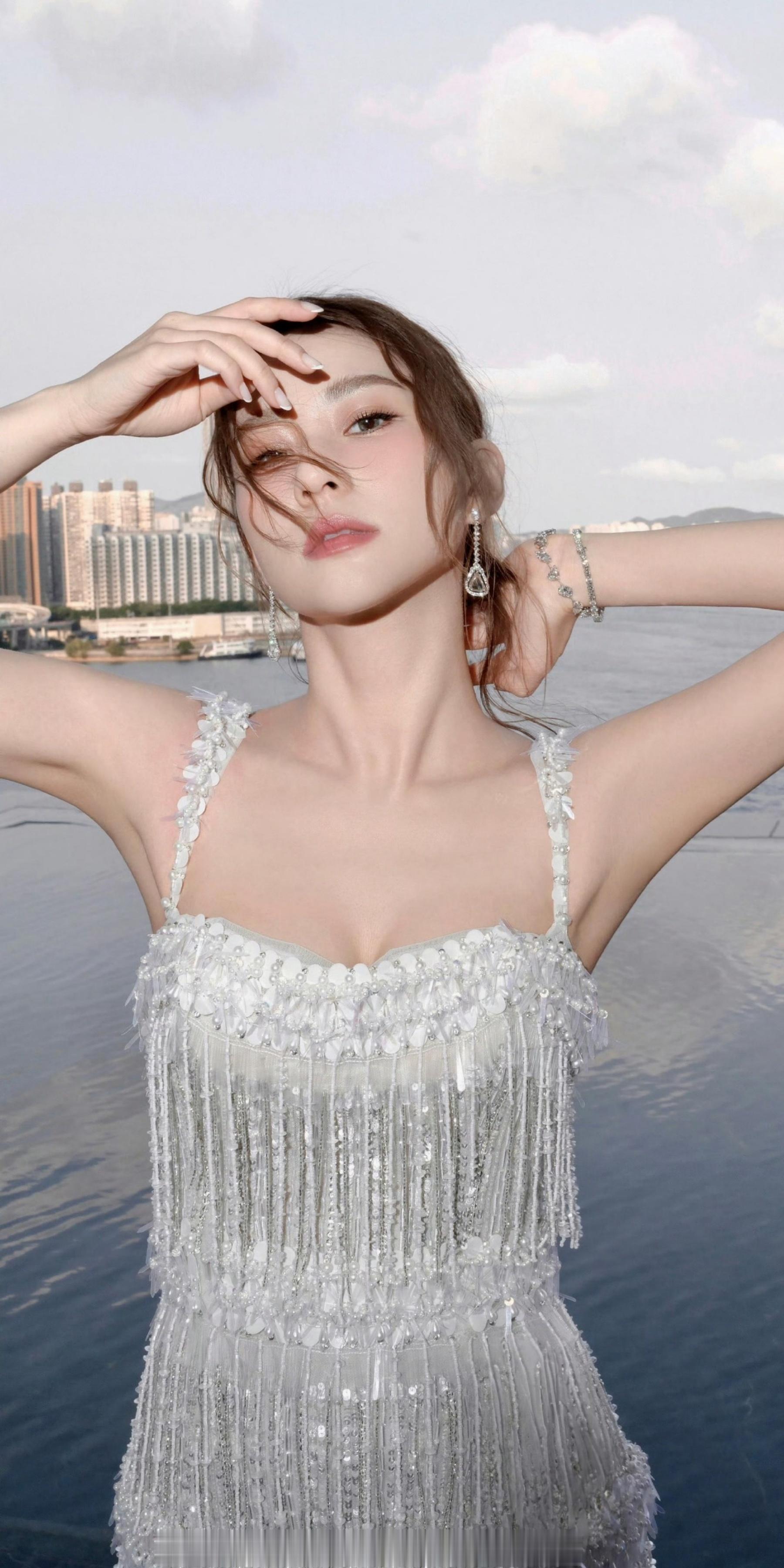 何超莲，一组优雅的银妆写真大片。何超莲