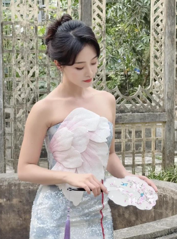 35岁蓝盈莹近照惊艳：旗袍造型美翻，力量美打破白幼瘦