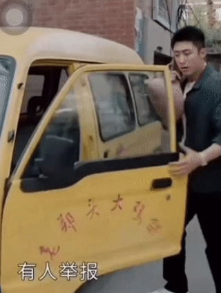 黄景瑜这辈子别想坐我车了现在的电动车门踩刹车自动关门，早古时期的破车踢一脚门自动