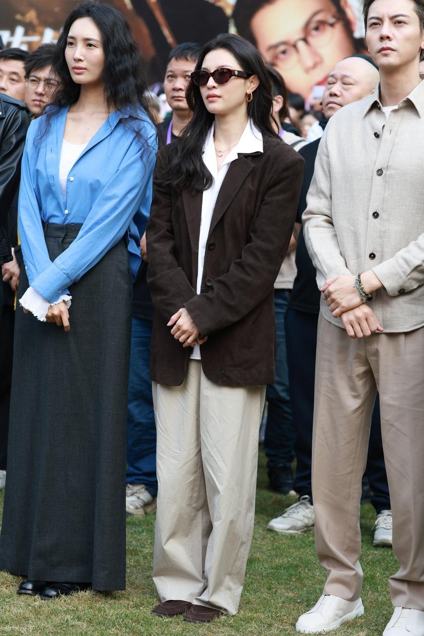 今天钟楚曦和陈伟霆还有王紫璇一起在佛山宣传新片，三位搭配的都很有特色，也都显得好