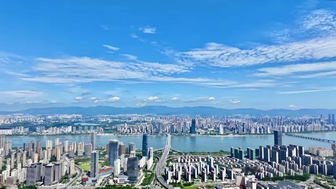 江西省南昌市，一座不靠海的“海滨城市”！烟波浩渺的鄱阳湖依城而卧，浩荡赣江穿城