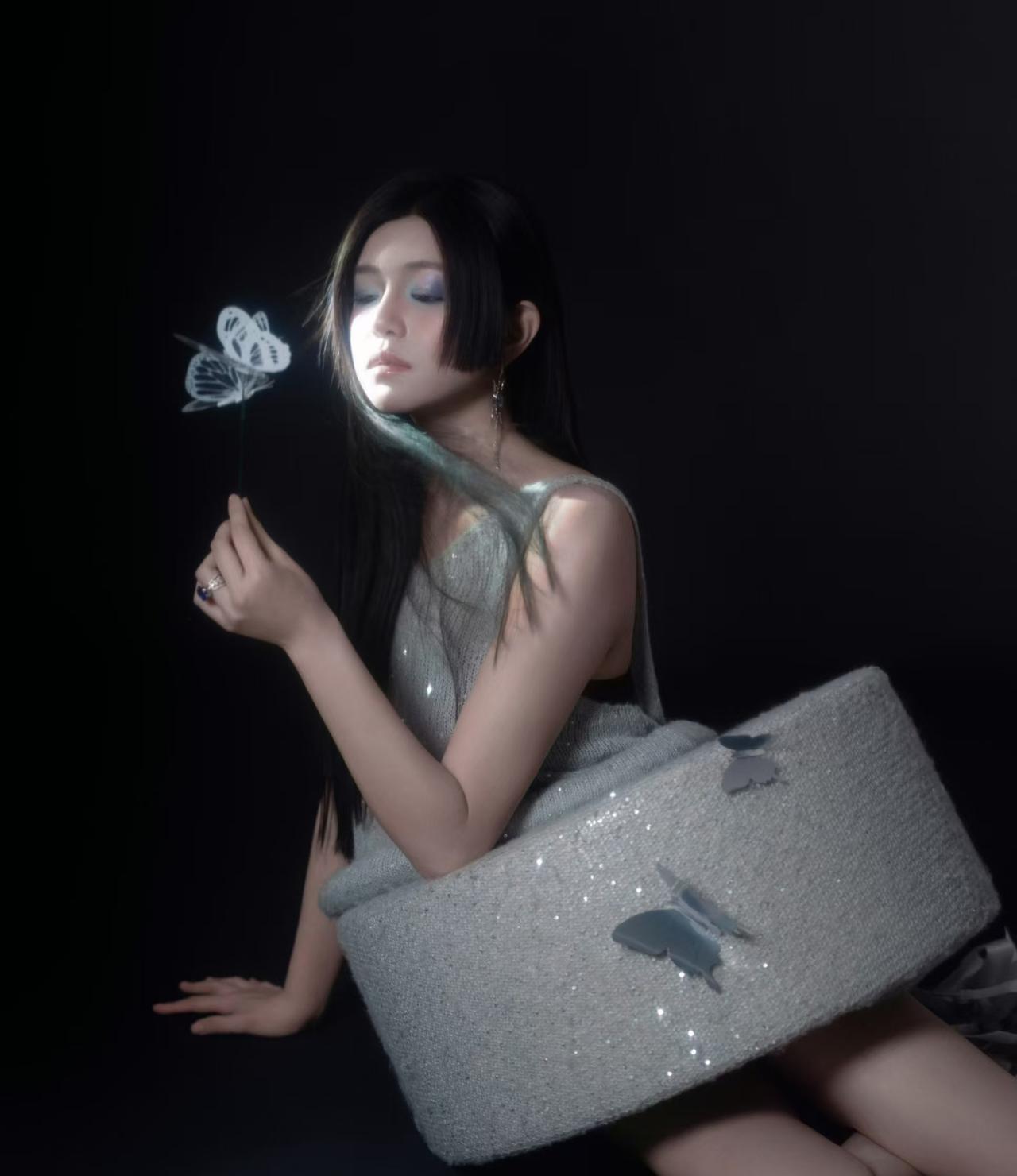 原来陈妍希和郁可唯都穿过这条“圆凳”裙，你们觉得谁穿的更有味道呢？其实这“圆凳