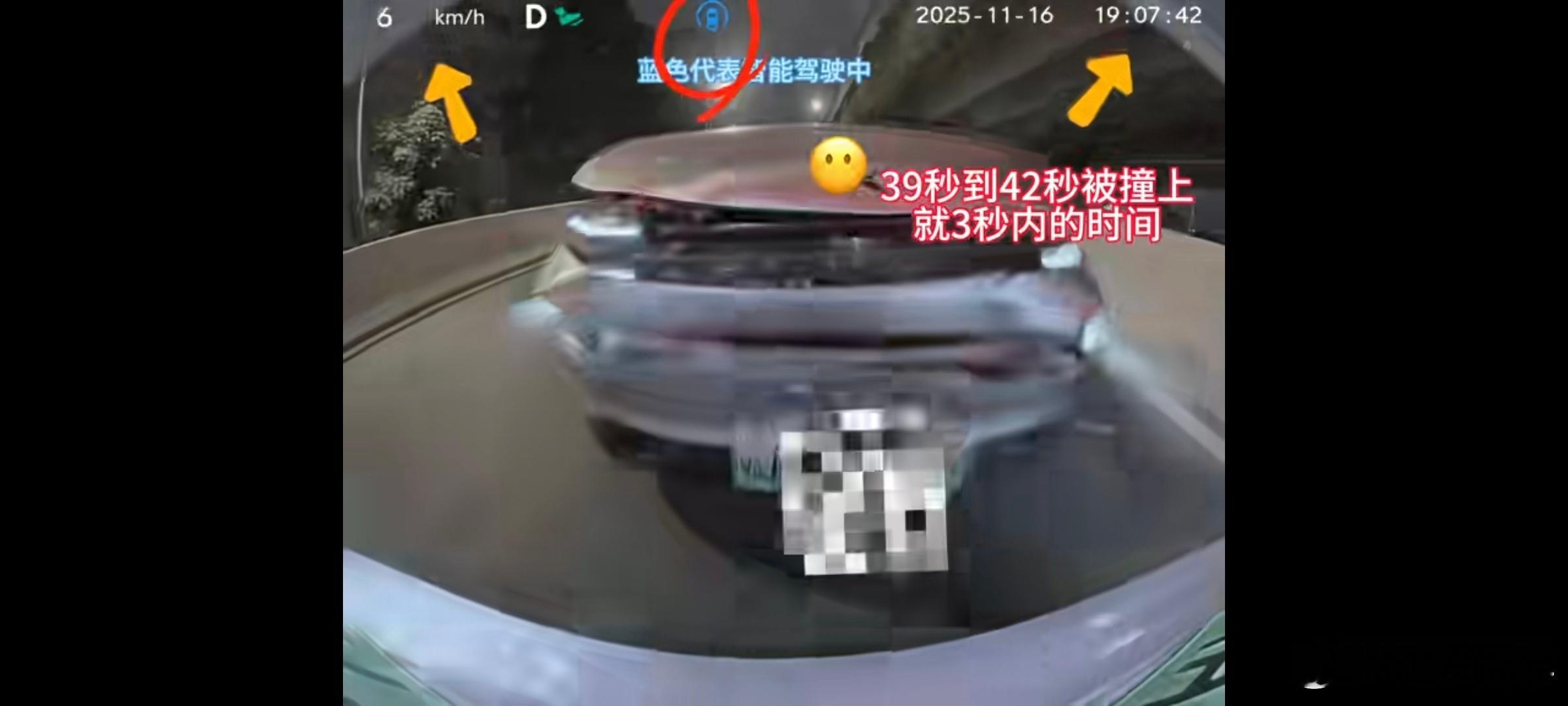 16号晚上，一位蔚来车主开启辅助驾驶，在红灯亮起后，车辆误判地面金属板的反光为停