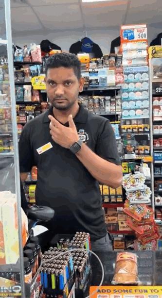 看这位兄弟像不像“石佛”邓肯？有人说他更像达德利[捂眼睛]还有人说他是邓肯、达