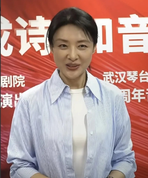 最近，央视主持人周涛现身武汉的活动现场。是不是看起来有点显老了呢？脸上也有了皱纹