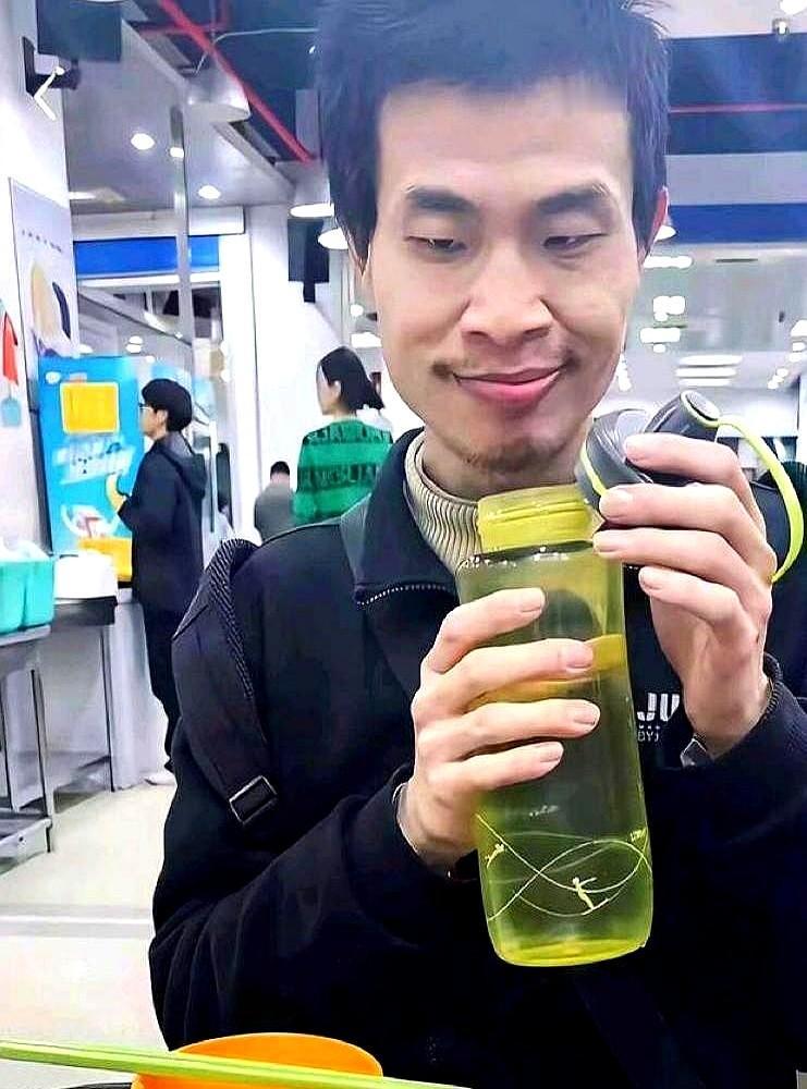 惊到了，北大的“韦神”韦东奕薪资一经公开，直接让无数人瞠目结舌。每月综合收入