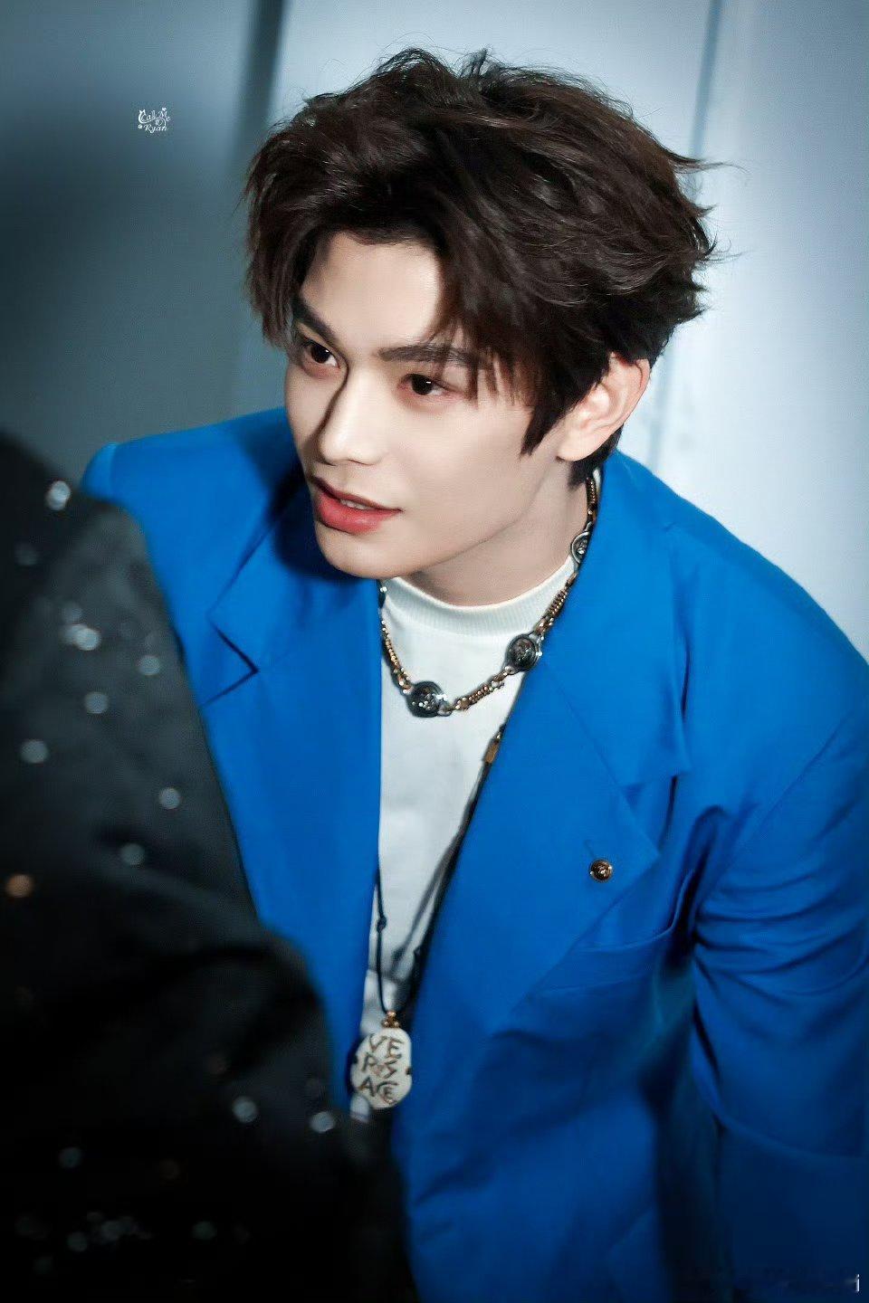 在视频的最角落看见了一把锋利的剑仔细一看原来是丁禹兮的鼻尖好帅