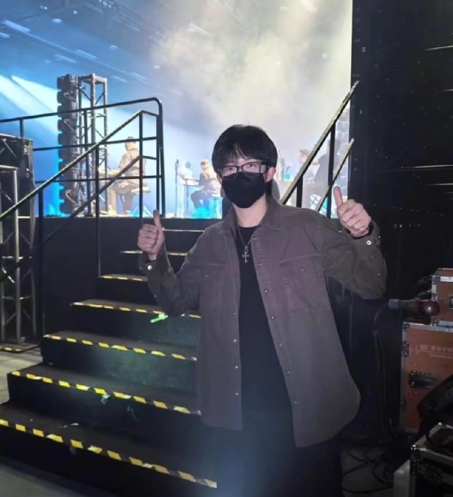 王楚钦本周六观看隔壁老樊演唱会路透！与好友王晨策和曹巍一起，也在演唱会后台拍照留