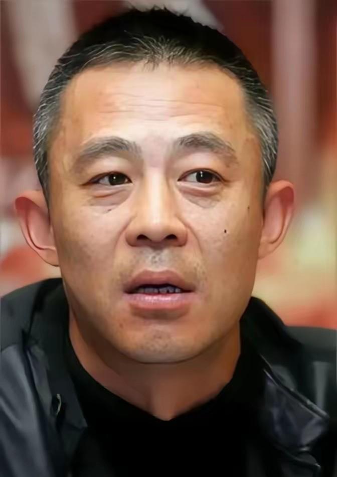 三段婚姻一子得，十六年相伴终成空，他到底求什么？侯勇的事最近又被翻出来说，很多