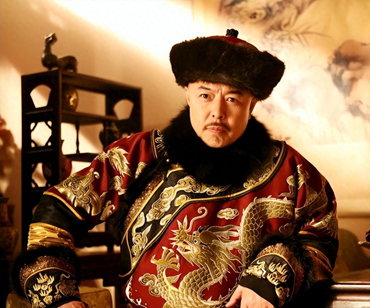 康熙晚年深夜批完奏折，突然命太监取来一只褪色的虎头鞋——鞋底绣着歪斜小字：“弘历穿，阿玛手缝”。他摩