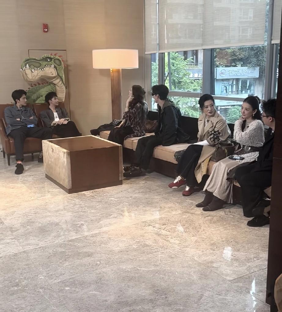 4月6日，周涛竟然在重庆一酒店与方媛紧挨着热聊，两位以前根本不认识，这回一起参加