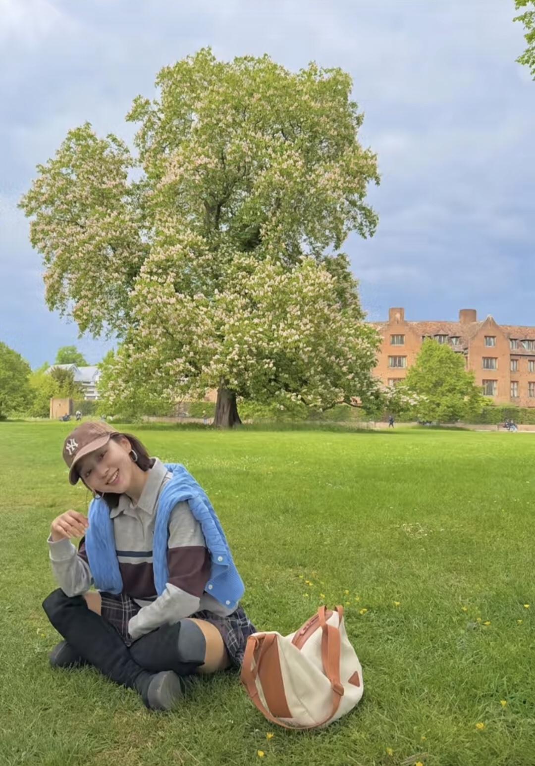 被夏露伦敦的照片美到了，这哪像两个孩子的妈，分明就是少女嘛～这些照片应该都