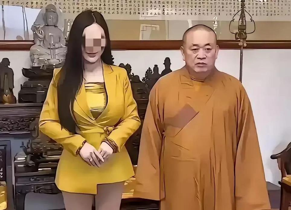 你还别说，这小孩子眉目之间颇有释永信的模样。肤白貌美大长腿，永远都是男人的最爱
