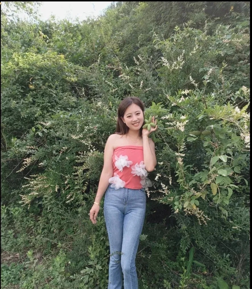 十年前的照片，二十岁出头，人生最美好的时光。