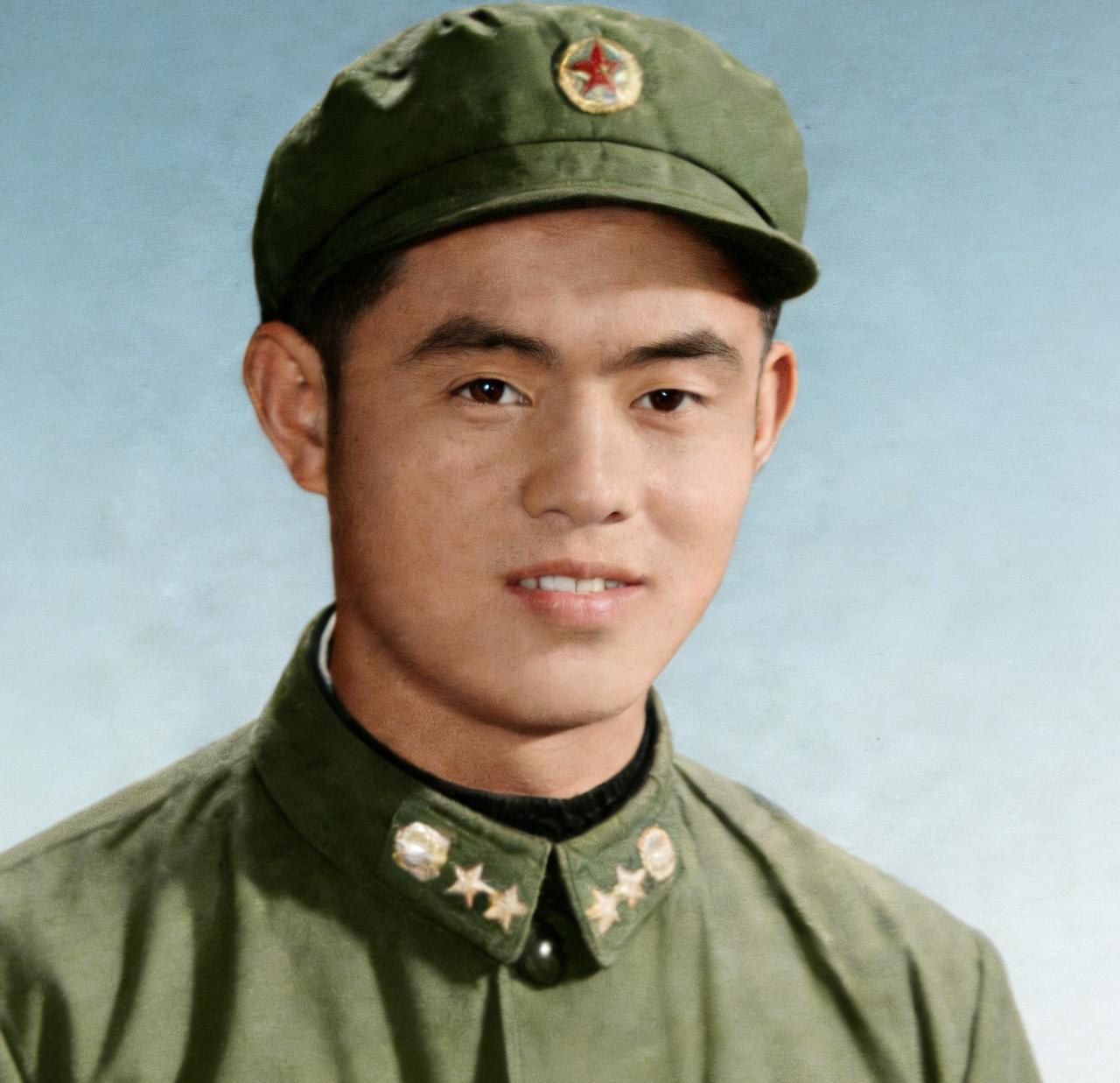 最近南京有个拍卖会，一件跟南博物馆藏有关的东西要卖。有个叫徐湖平的老人60年代在