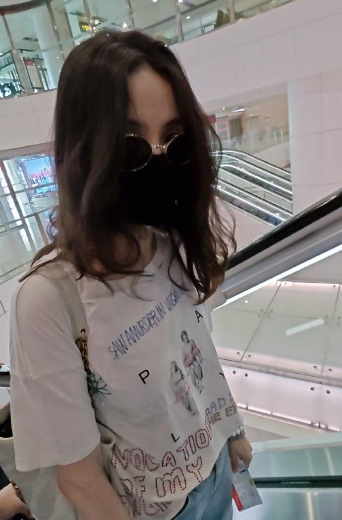 最近宋佳现身机场，她这回走潮流路线，看起来像个漂亮的美少女。宋佳上身搭配字母风