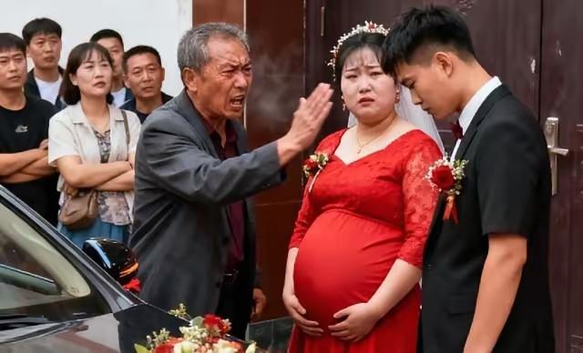 怀孕新娘坐着花车到婆家，结果婆家没人接、新郎还不管，让她一个人杵在那儿——这婚要