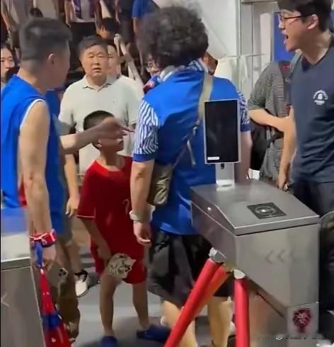 申花球迷找孩子麻烦？若真如此，他们不配做球迷京沪大战后，突然发生一则新闻:几个