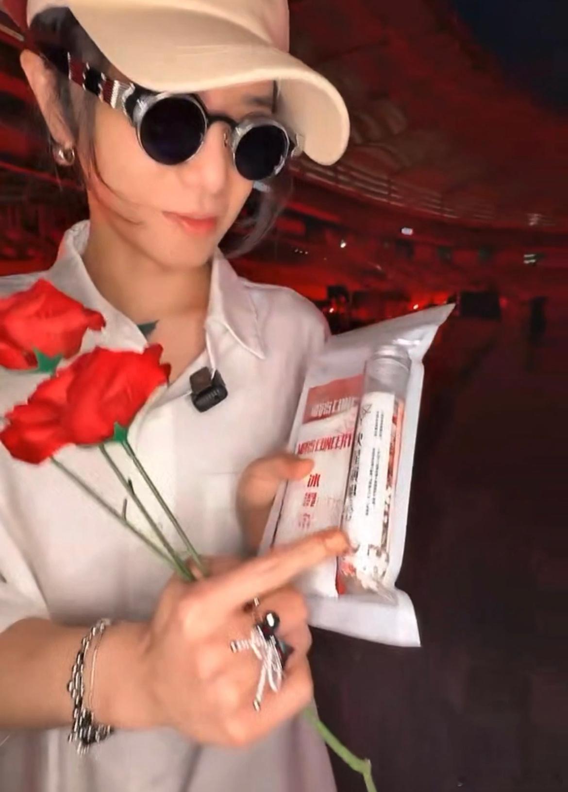 华晨宇七夕准备了8万朵玫瑰花华晨宇也太浪漫了❤️不仅准备了八万朵玫瑰花还准备了降
