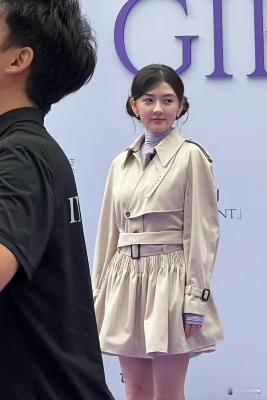梁洁现身金铲铲之战女子赛活动现场！一身浅卡其收腰风衣连衣裙，内搭淡紫色高领打