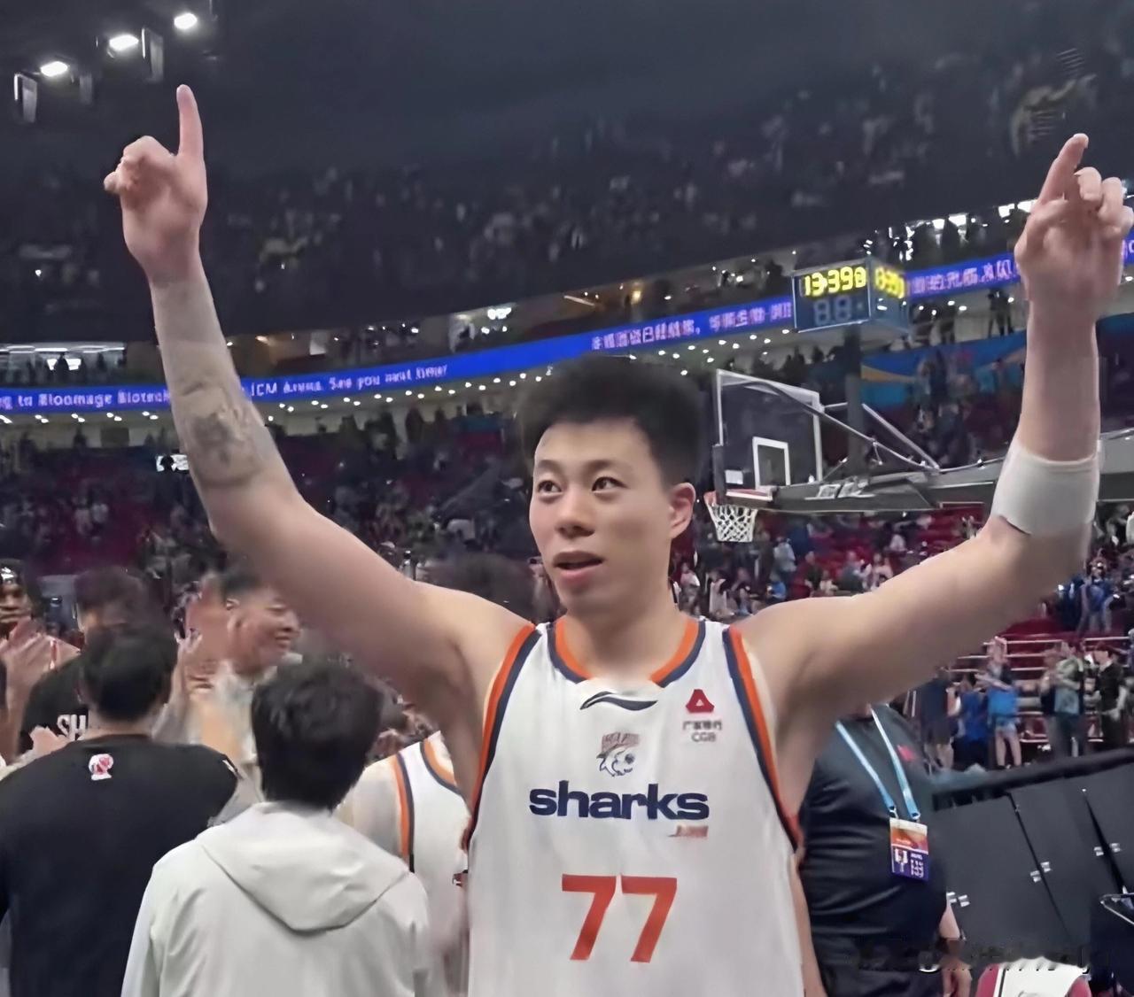 张镇麟加盟上海男篮后，引发的蝴蝶效应如下：张镇麟离开辽宁男篮后完成彻底蜕变，