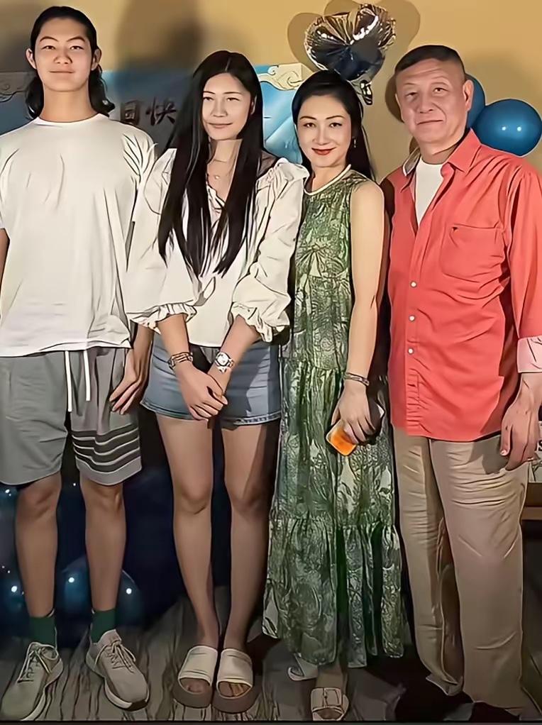 “蒙古之花”王燕：嫁给大16岁的韩磊，婚后生了一儿一女，幸福美满