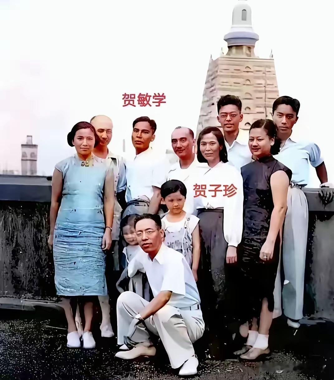 这张彩色老照片拍摄于上海，贺子珍与兄长贺敏学及亲友在此相聚留影。贺子珍曾长期在上