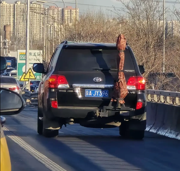 开丰田吉普车的最没素质了，天天应急车道瞎钻