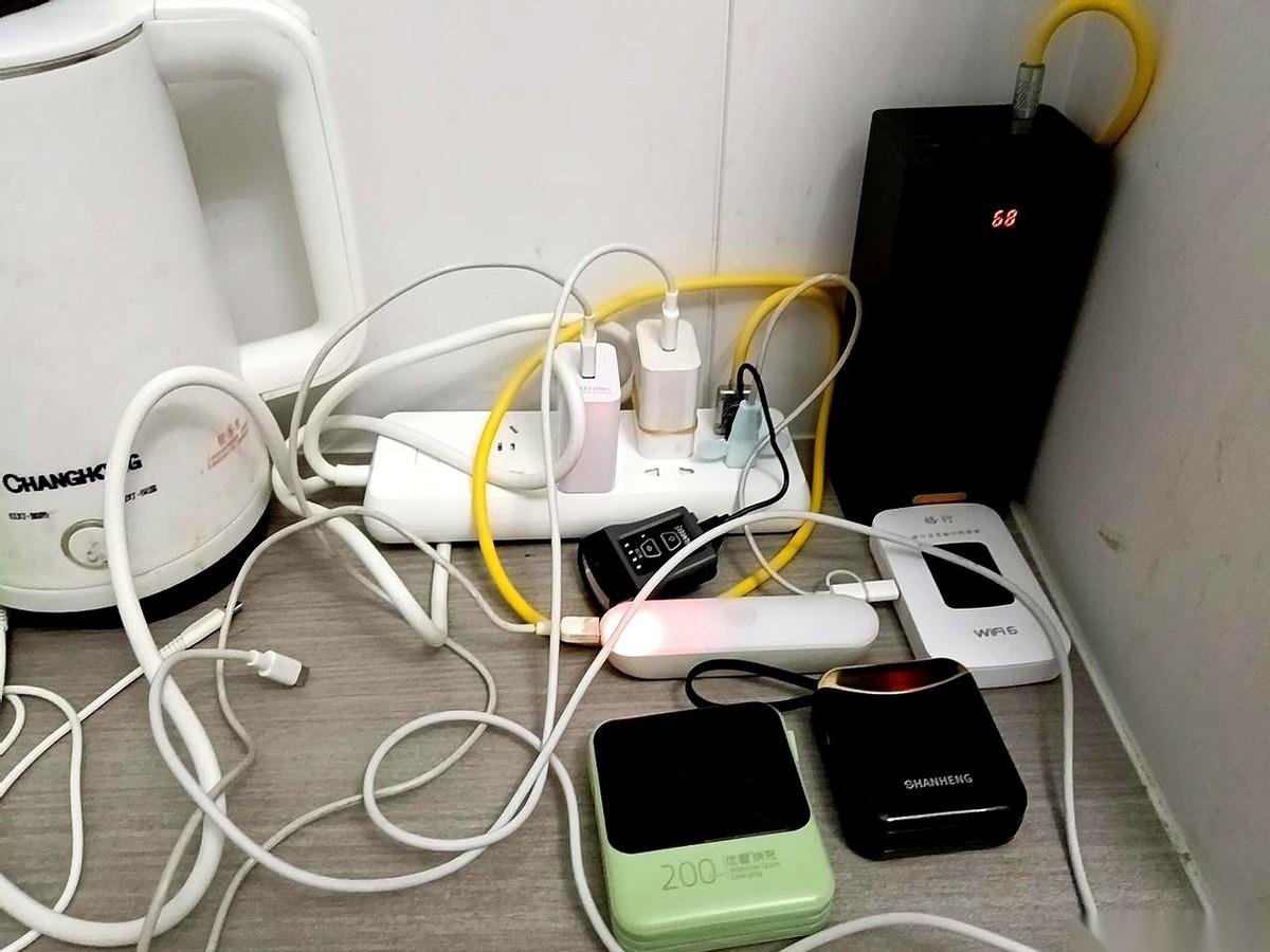 我提了个方案：152块，4.9分好评的酒店标间，不仅免费停车，还包两个人的自助早