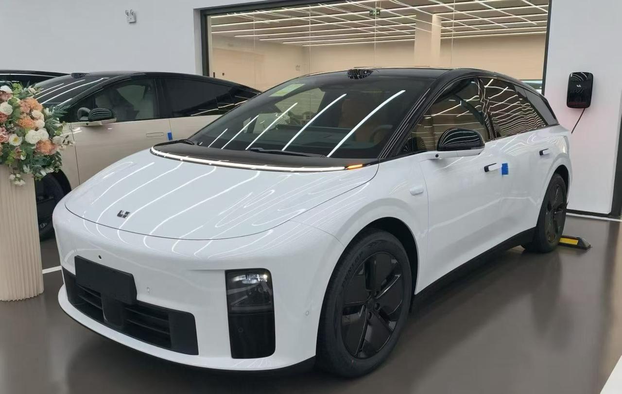 品牌：理想i6车型：2026款标准版排量：电动四驱指导价：249800+5