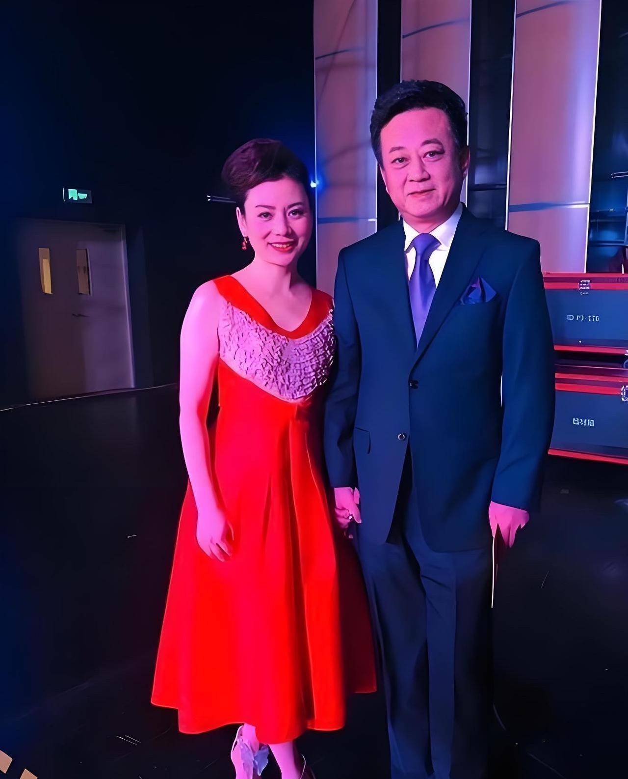 原来他们是一对夫妻。男的是主持人朱军，家喻户晓的一位主持人，主持春晚多年来，深受