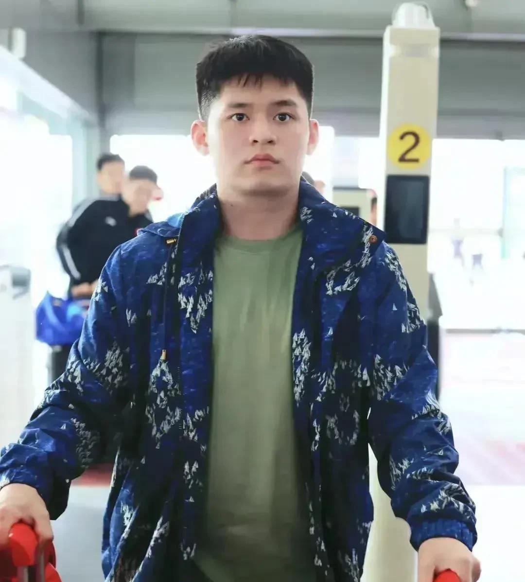 出征世乒赛的林诗栋总算给造型“充了波电”——清爽短发配上色彩亮眼的花外套，直接从