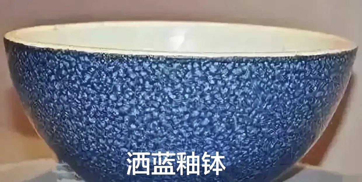 1973年，一位老婆婆走进古玩店，拿出一个破碗问价钱，工作人员接过一看，恶心得差