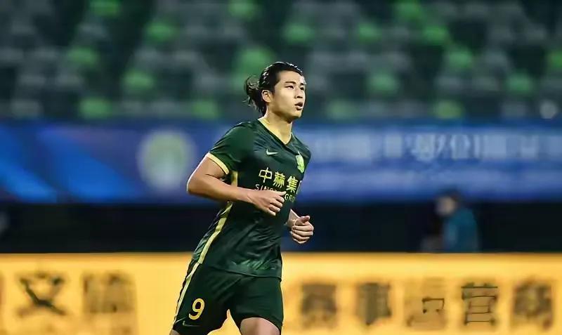 为什么要将张玉宁换下呢？张玉宁与法比奥组成的双前锋组合，对任何一支球队而言，都具