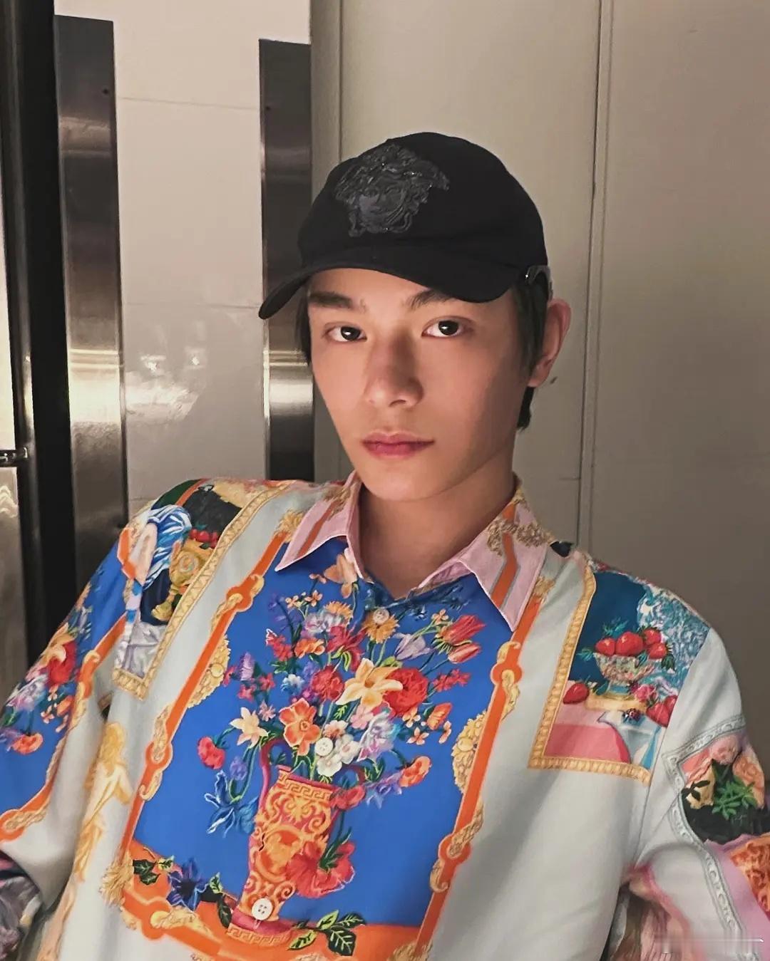 这种花里胡哨的衣服一眼就知道是范思哲的​​​
