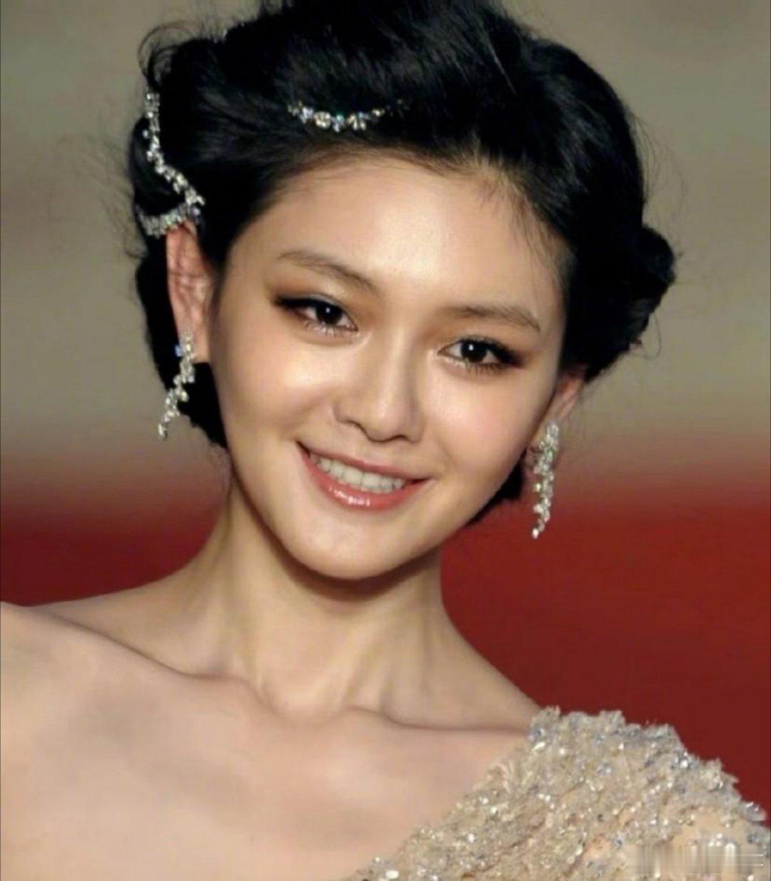 S妈黄春梅这下真骑虎难下了。已经四天了，全网都等着外婆去看玥儿和箖儿。娃看不明白