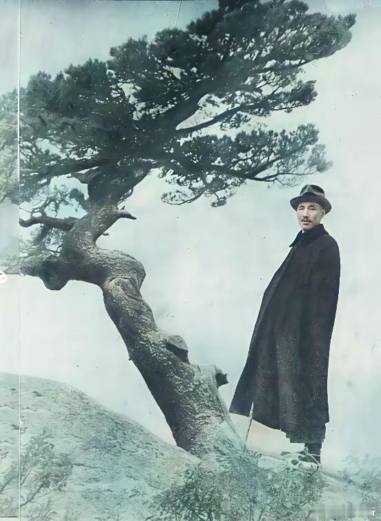 没去苏联之前，蒋介石也是俄粉。  1923年12月15日，上海港。 一...