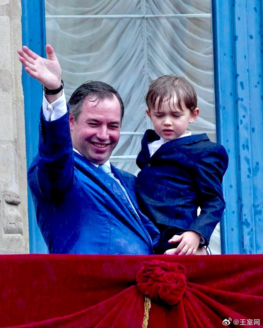 卢森堡王室🇱🇺5月25日，卢森堡王室成员们出席每年一度的圣母节巡游和阳台观